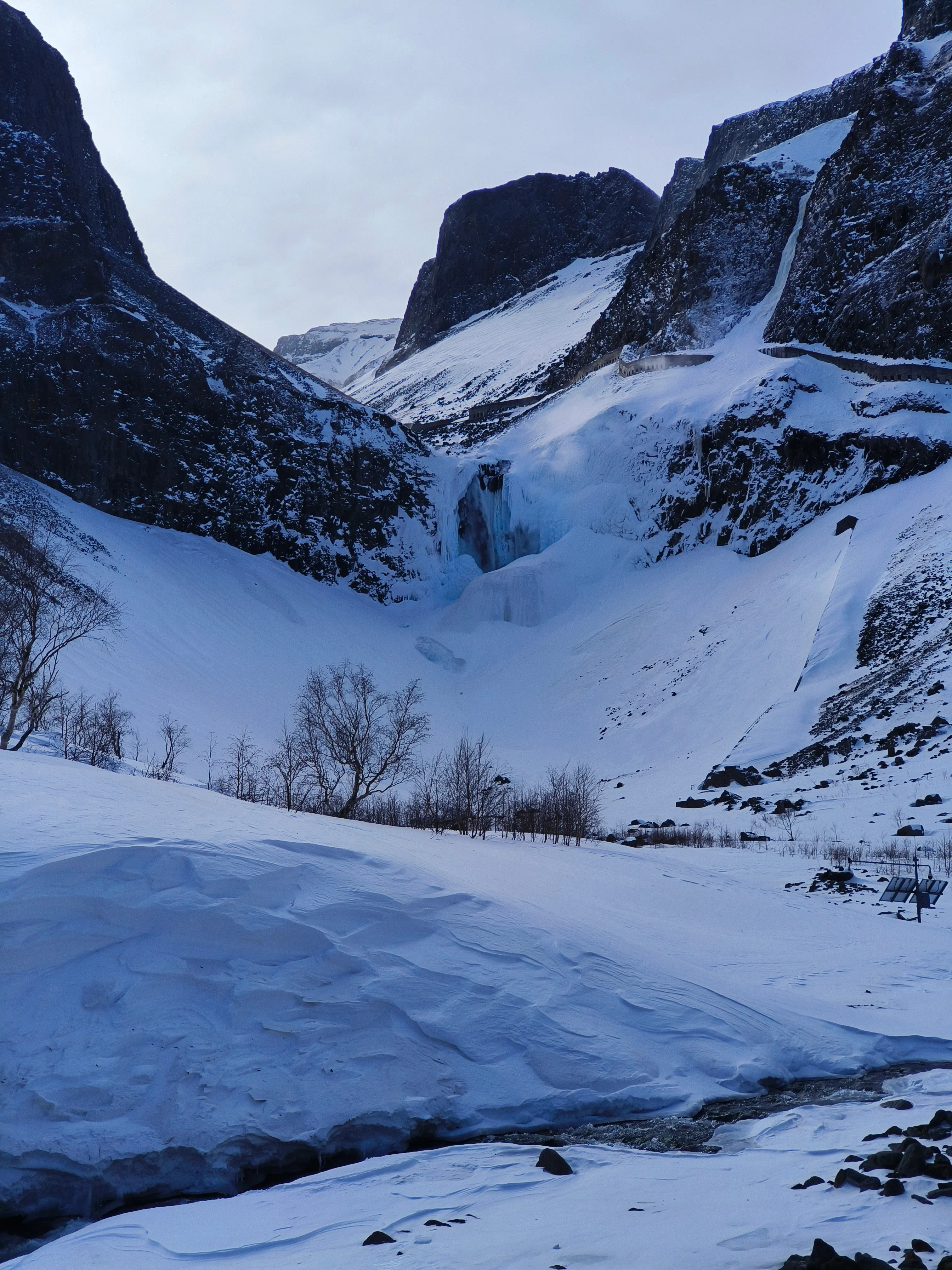 高山仰止。纯净的白雪透着蔚蓝，或许来自天空呢