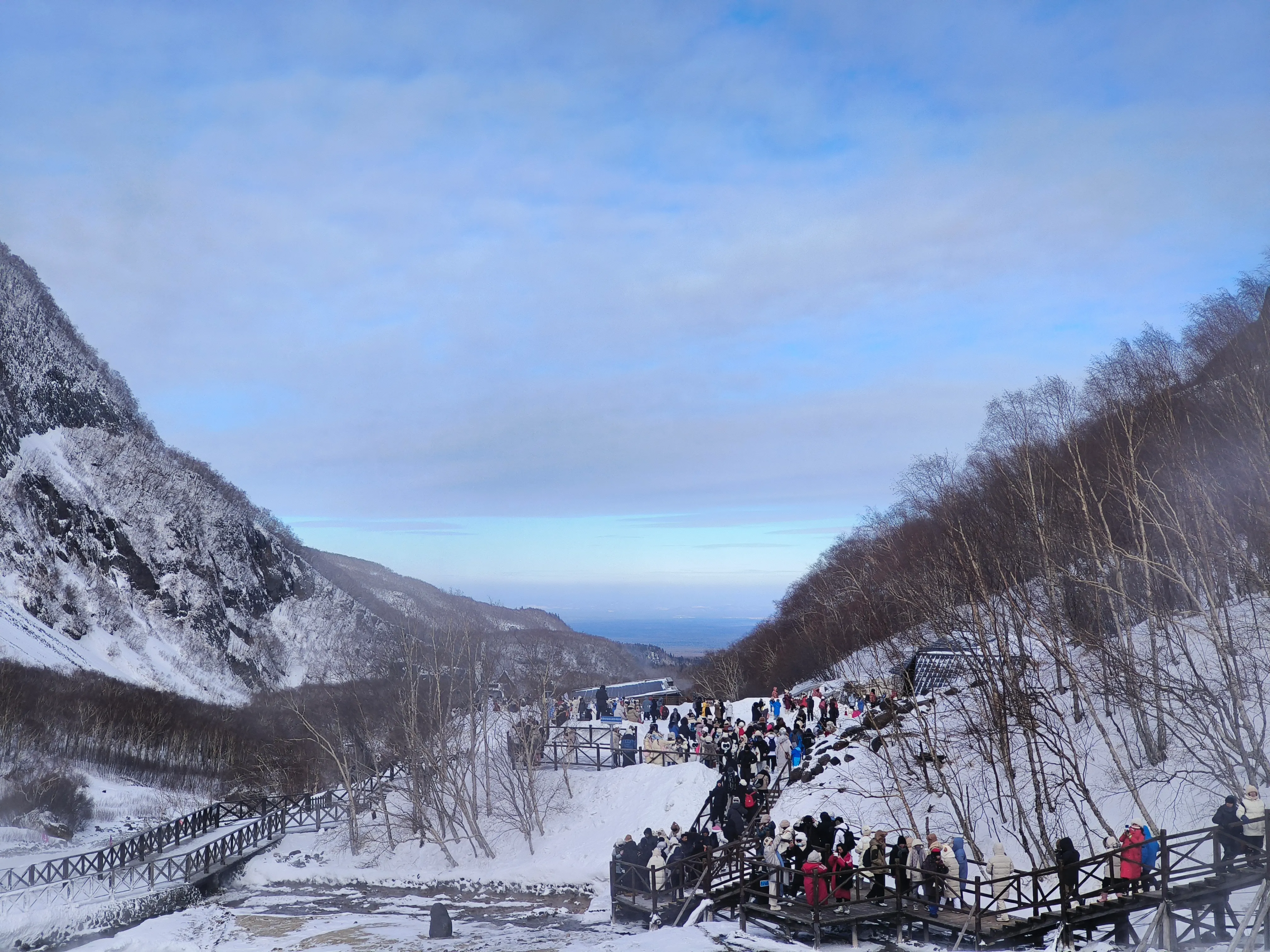 回头望向山口，隐约可见的平原和地平线